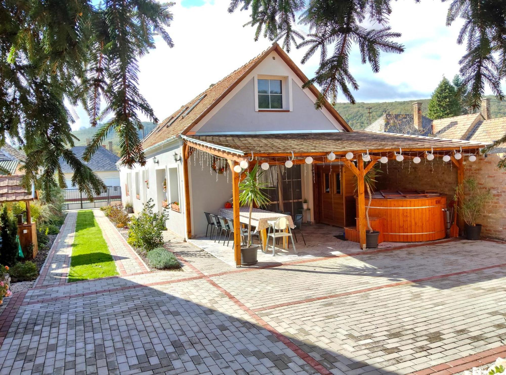 Borostyankut Wellness Home Bakonybel Bagian luar foto